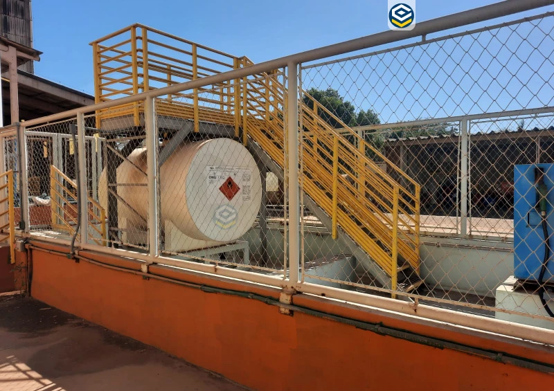 Reservatório Metálico Tipo Tanque da Loogipro Engenharia e Projetos - Armazenamento de Óleo Diesel com Escada Industrial