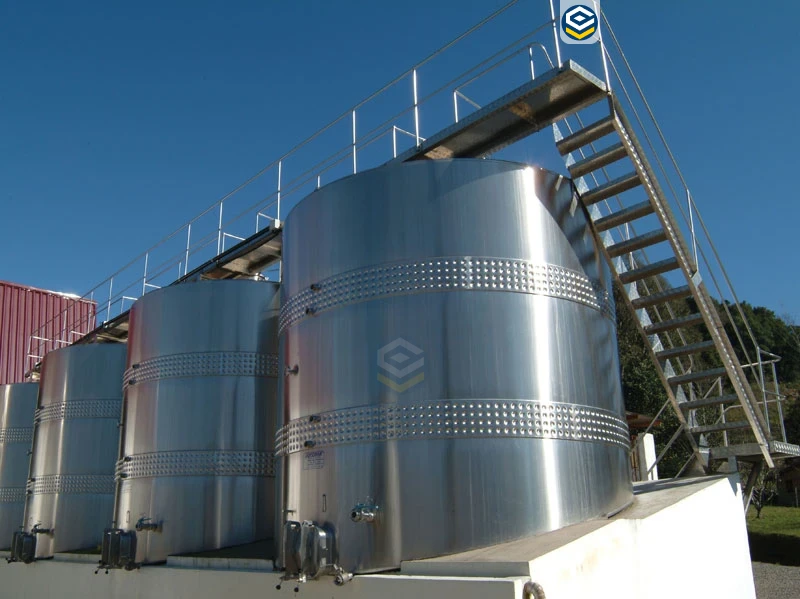 Tanques de Aço Inoxidável da Loogipro Engenharia e Projetos - Armazenamento Seguro de Líquidos com Resistência à Corrosão