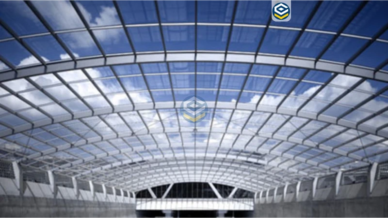 Arcos em Estruturas Metálicas: Galpões construídos com arcos de alma cheia, uma solução estrutural robusta e eficiente ideal para coberturas de grandes vãos.