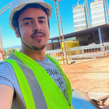 Eng. Mecânico Vitor Hugo realizando inspeção em um complexo industrial. Loogipro Engenharia e Projetos