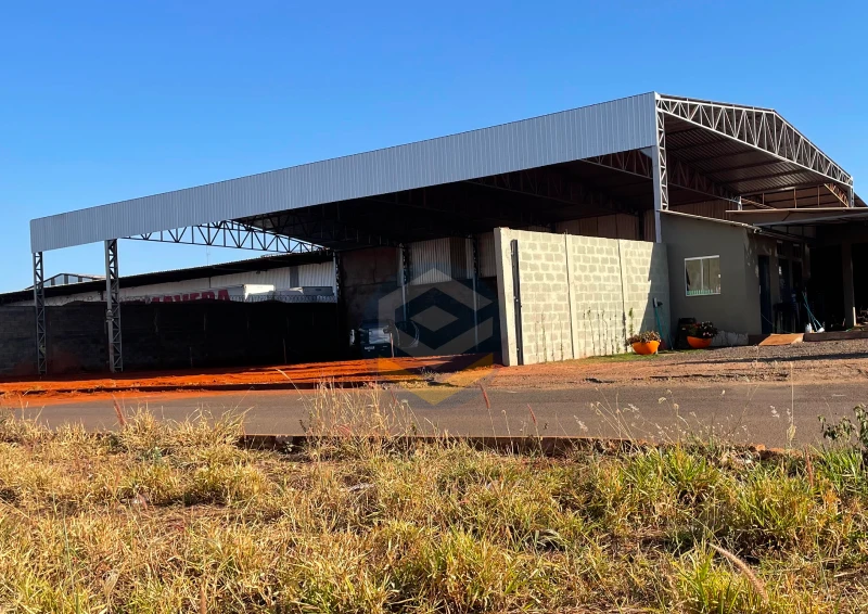 Galpão metálico 16x36m com estrutura de duas águas, abertura lateral de 25m para acesso de caminhões.