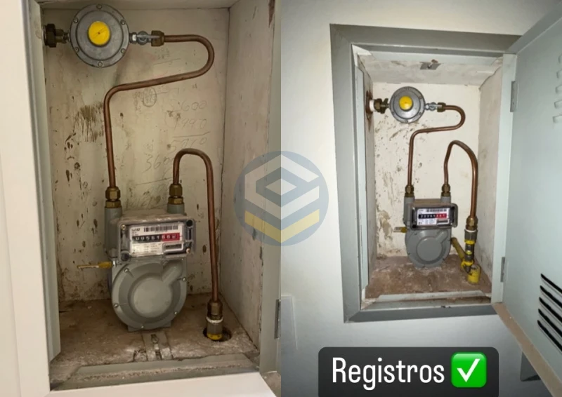 Execução de teste de estanqueidade em rede de gás GLP com registros, regulador, medidor e tubulação de cobre em edifício com múltiplos pontos.